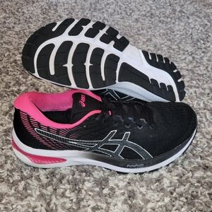 Women's Size 8.5 Asics Gel-Cumulus,  Black/Pink. Excellent condition.